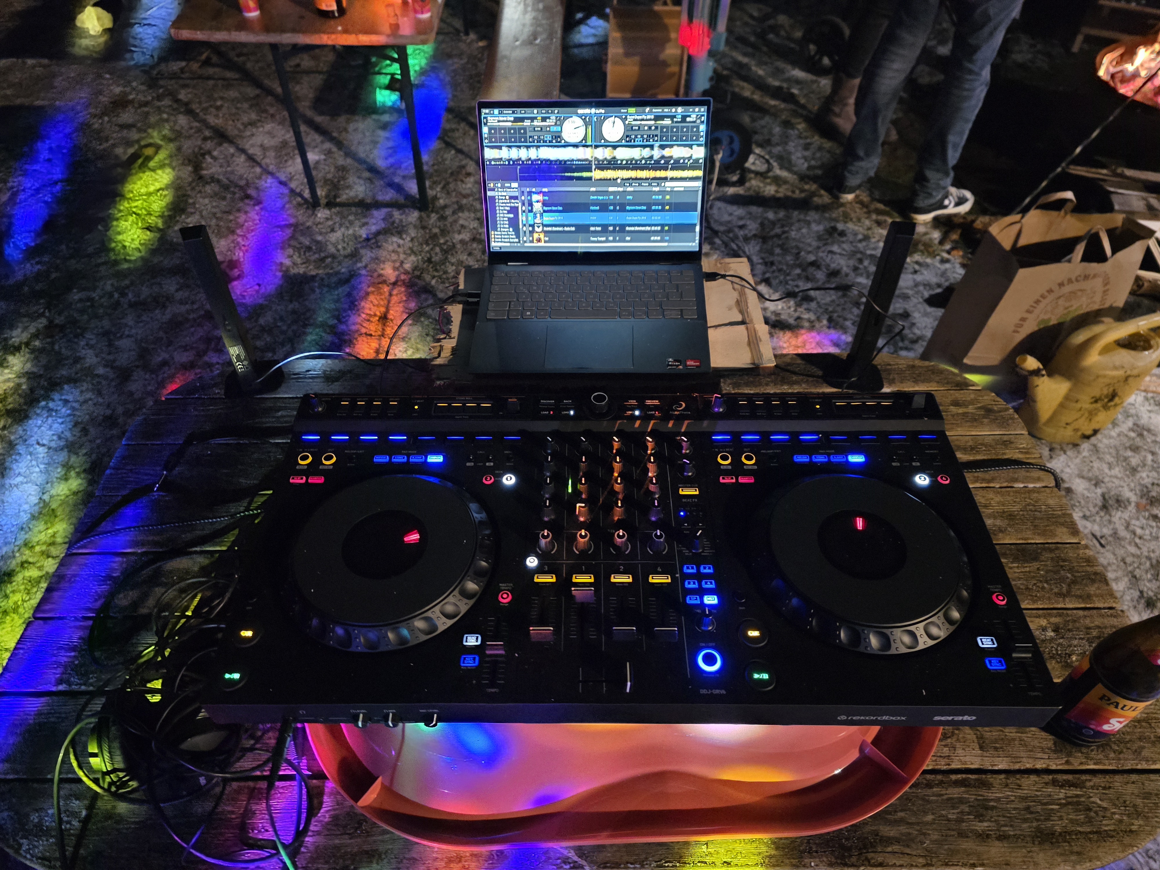 DJ Setup mit ungeeigneter Tisch-Erhöhung